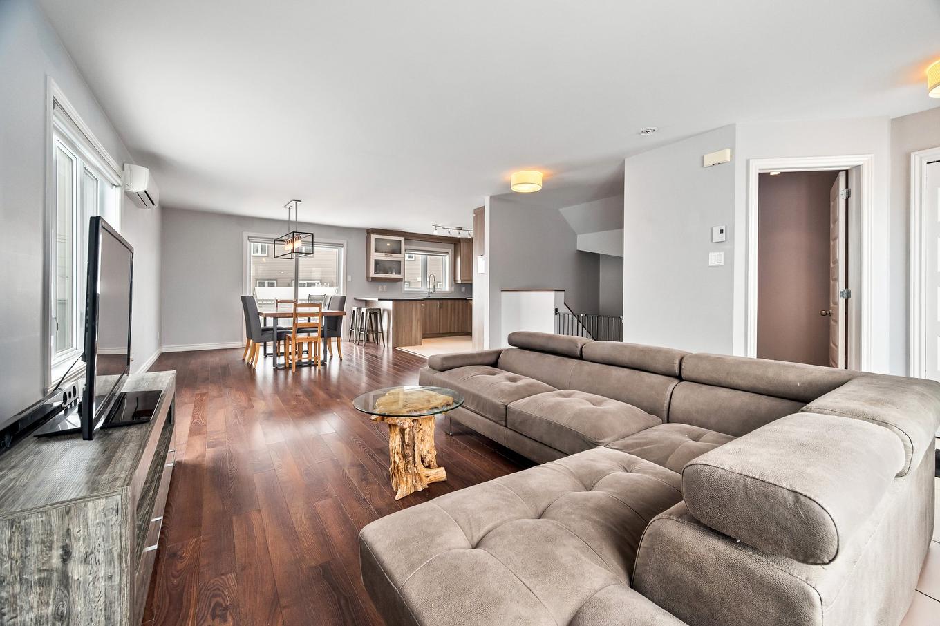 Salon - 67 Rue Logan, Sainte-Martine, QC - Indoor Photo Showing Living Room