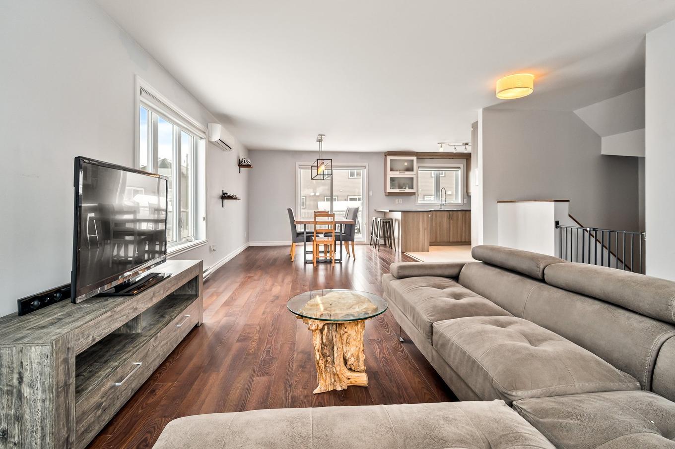 Salon - 67 Rue Logan, Sainte-Martine, QC - Indoor Photo Showing Living Room