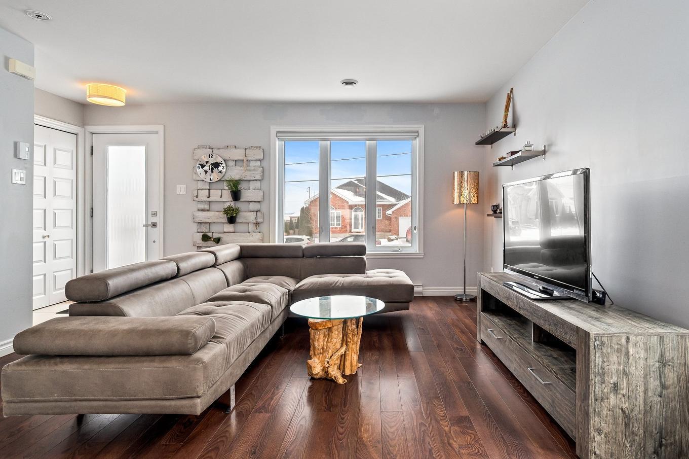 Salon - 67 Rue Logan, Sainte-Martine, QC - Indoor Photo Showing Living Room