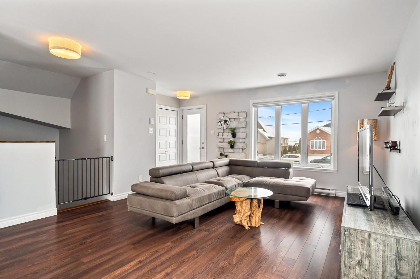Salon - 67 Rue Logan, Sainte-Martine, QC - Indoor Photo Showing Living Room