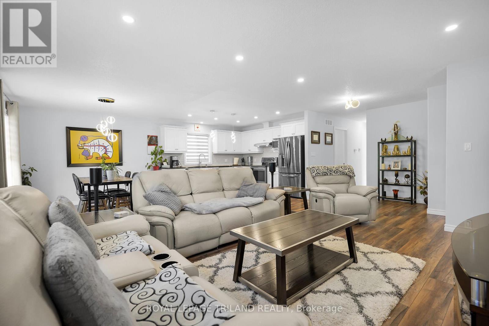 280 Peter Street S, Chatham-Kent (Bothwell), ON - Indoor Photo Showing Living Room