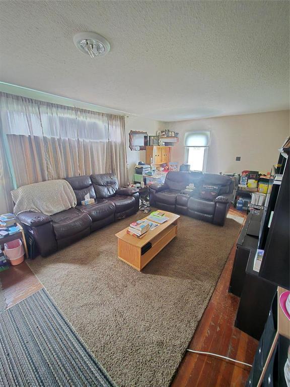 611 42Nd Street, Brandon, MB - Indoor Photo Showing Living Room
