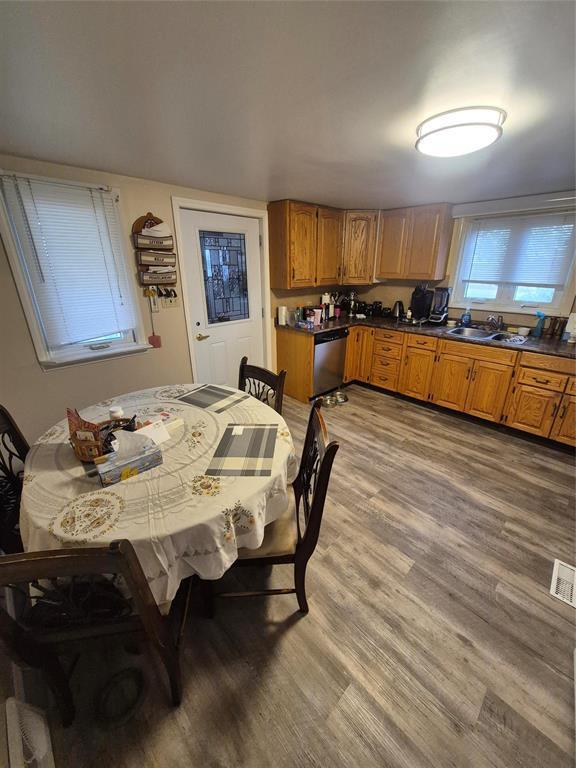 611 42Nd Street, Brandon, MB - Indoor Photo Showing Kitchen With Double Sink