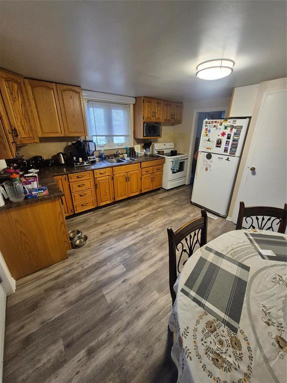 611 42Nd Street, Brandon, MB - Indoor Photo Showing Kitchen With Double Sink
