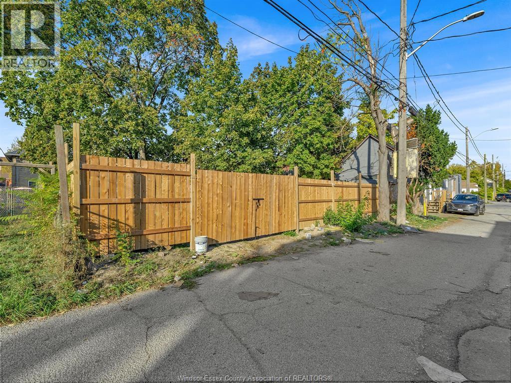 939 Wyandotte Street East, Windsor, ON