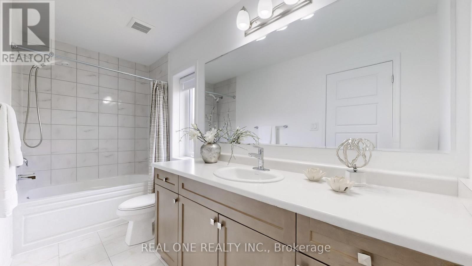 561 Kennedy Circle W, Milton, ON - Indoor Photo Showing Bathroom