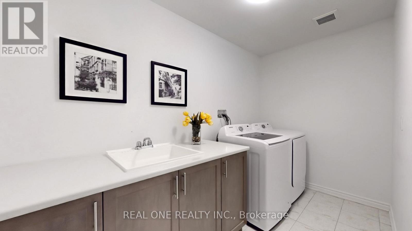 561 Kennedy Circle W, Milton, ON - Indoor Photo Showing Laundry Room