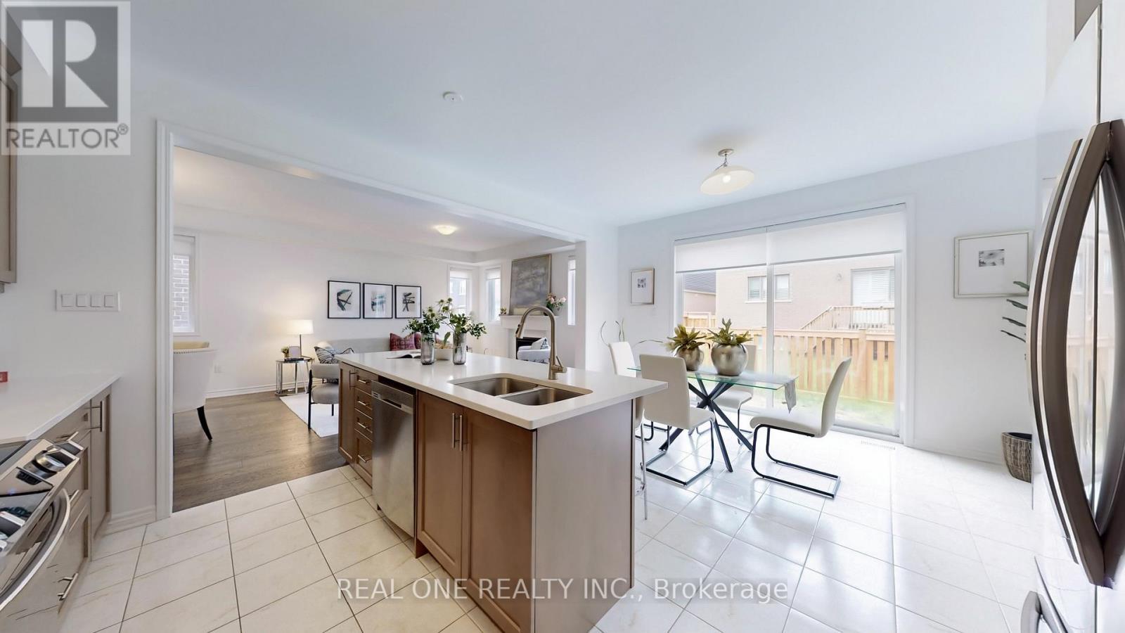 561 Kennedy Circle W, Milton, ON - Indoor Photo Showing Kitchen With Double Sink