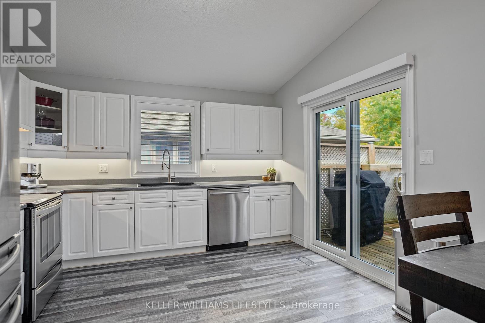 106 Anderson Avenue, Southwest Middlesex (Glencoe), ON - Indoor Photo Showing Kitchen
