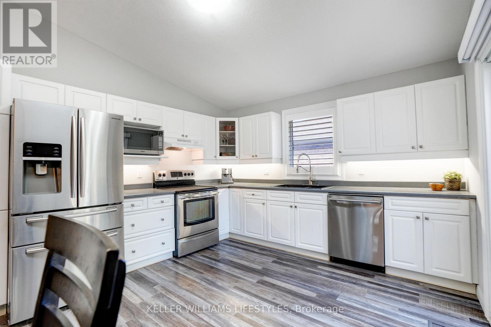 106 Anderson Avenue, Southwest Middlesex (Glencoe), ON - Indoor Photo Showing Kitchen