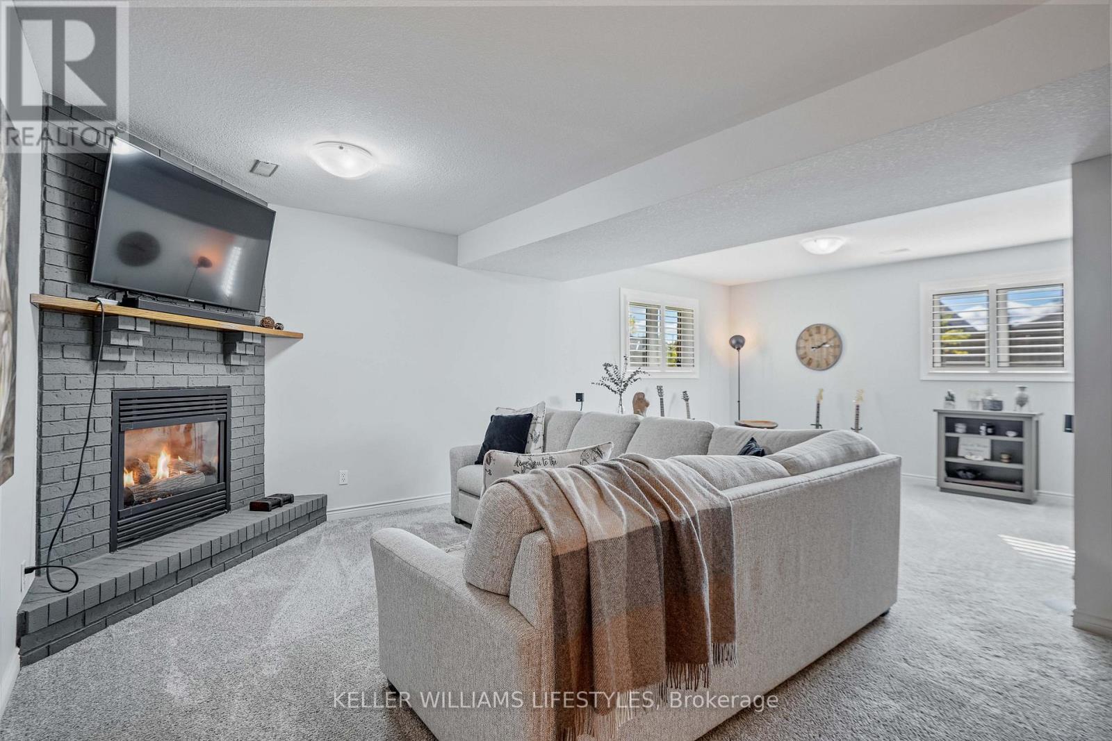 106 Anderson Avenue, Southwest Middlesex (Glencoe), ON - Indoor Photo Showing Living Room With Fireplace