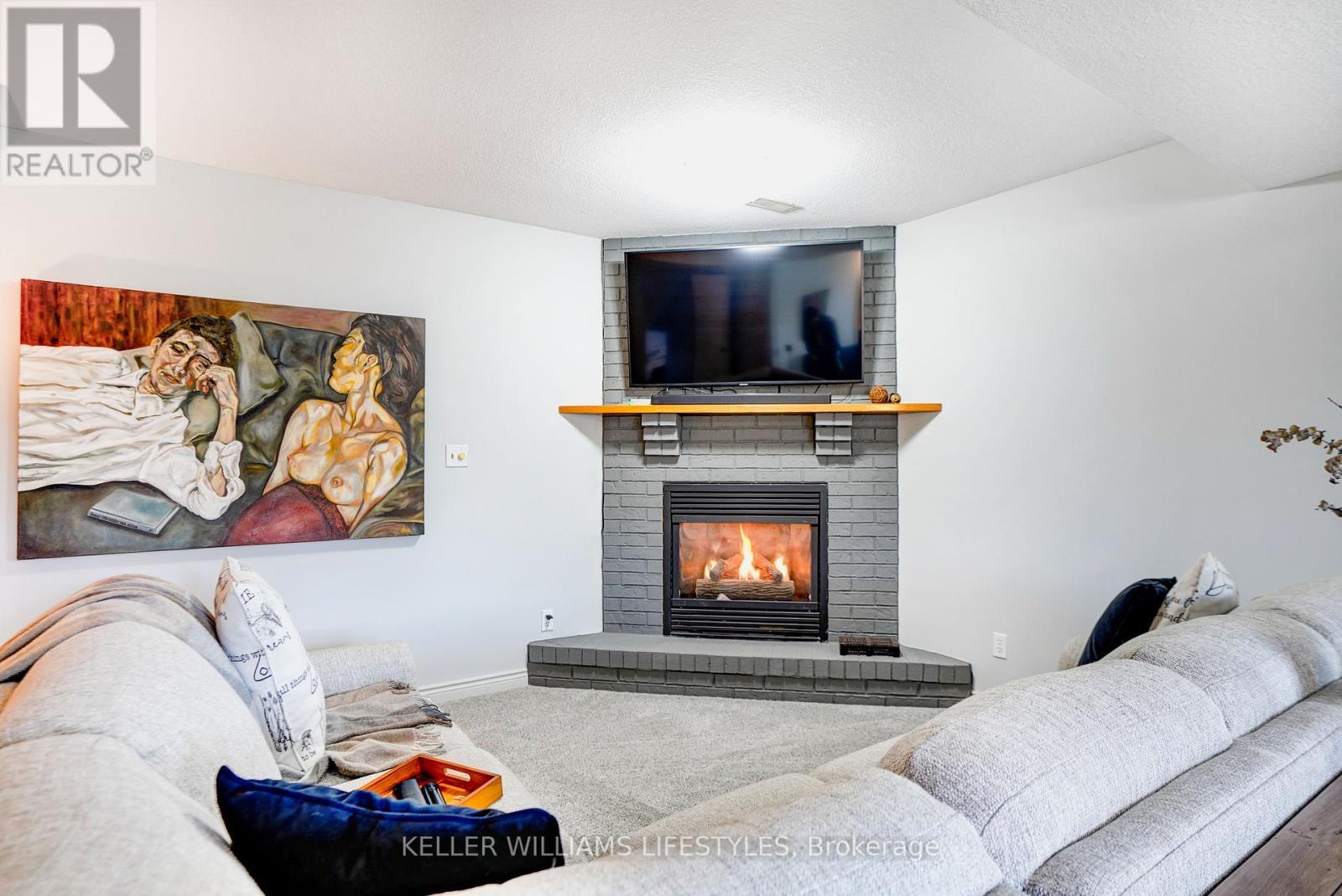 106 Anderson Avenue, Southwest Middlesex (Glencoe), ON - Indoor Photo Showing Living Room With Fireplace