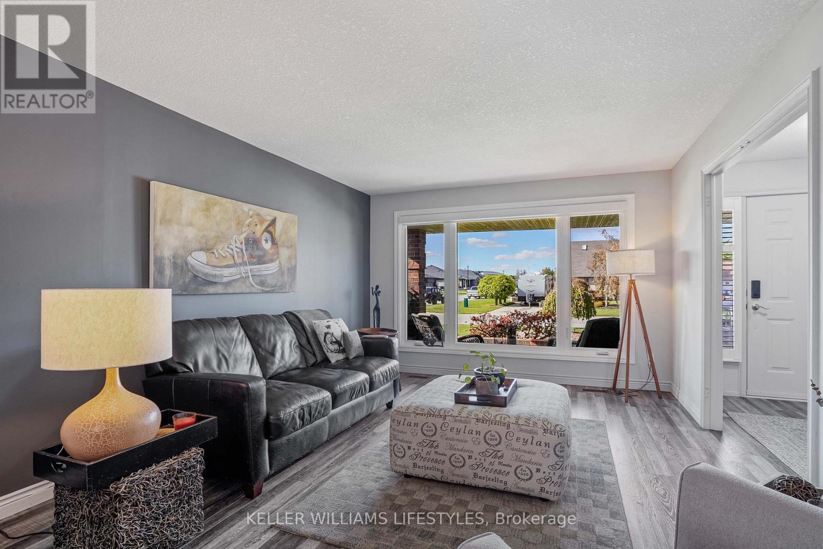 106 Anderson Avenue, Southwest Middlesex (Glencoe), ON - Indoor Photo Showing Living Room