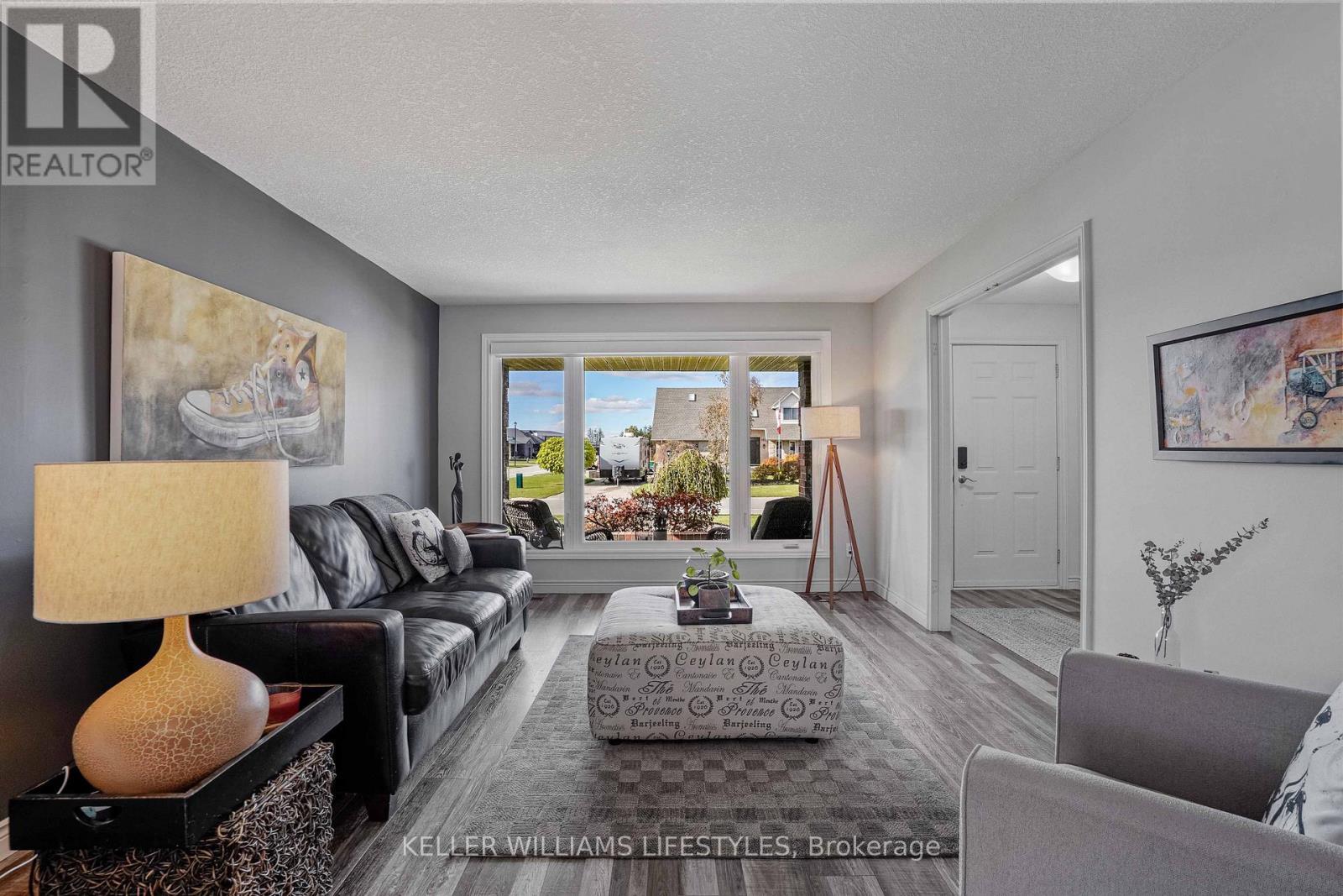 106 Anderson Avenue, Southwest Middlesex (Glencoe), ON - Indoor Photo Showing Living Room