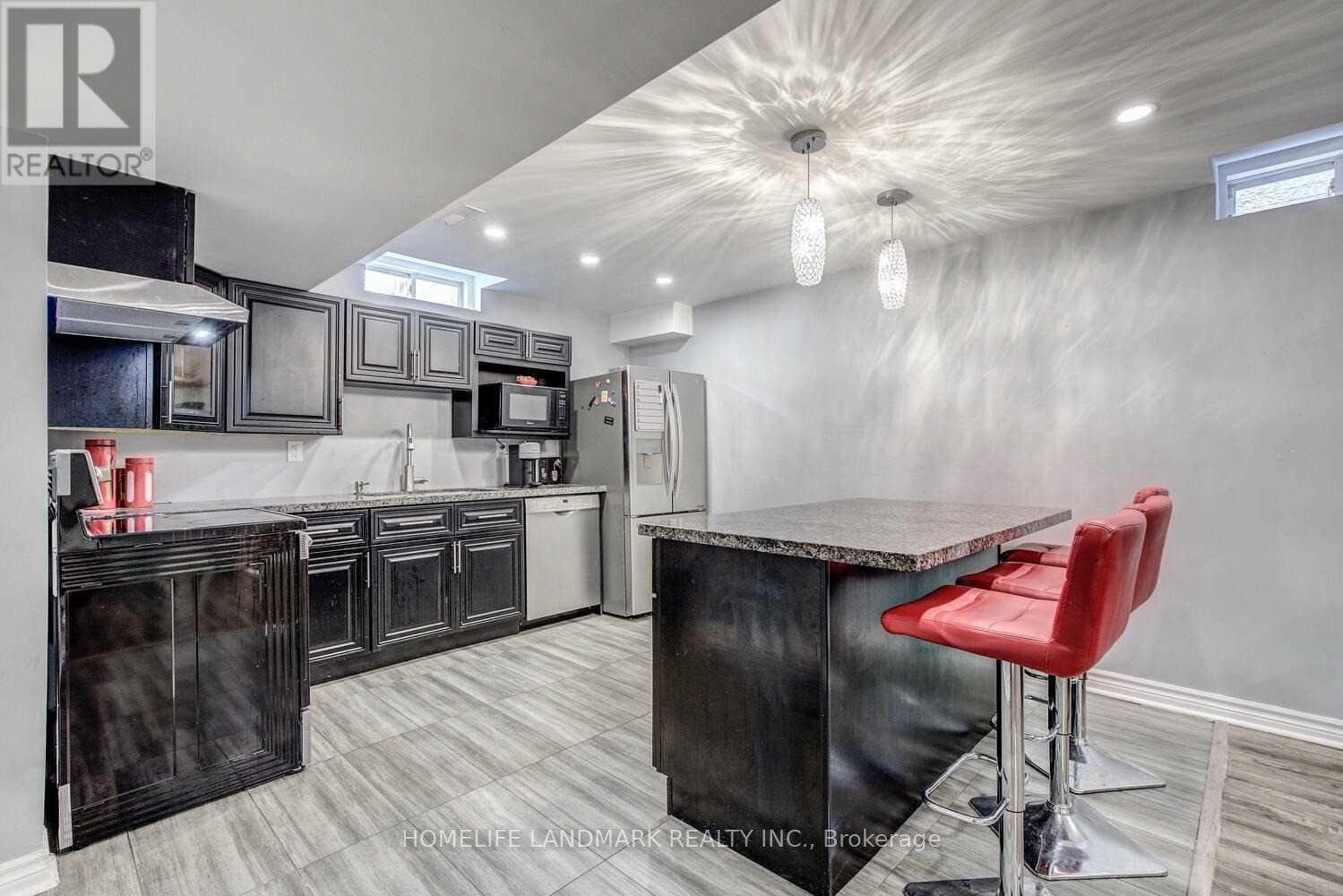 134 Ascalon Drive, Vaughan, ON - Indoor Photo Showing Kitchen