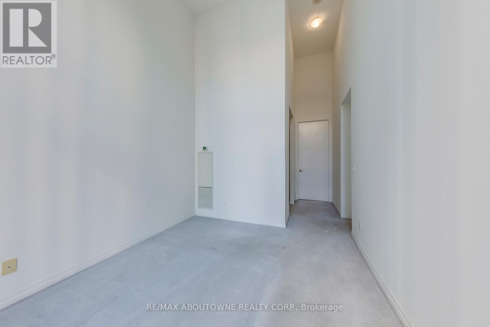 202 - 770 Bay Street, Toronto, ON - Indoor Photo Showing Other Room