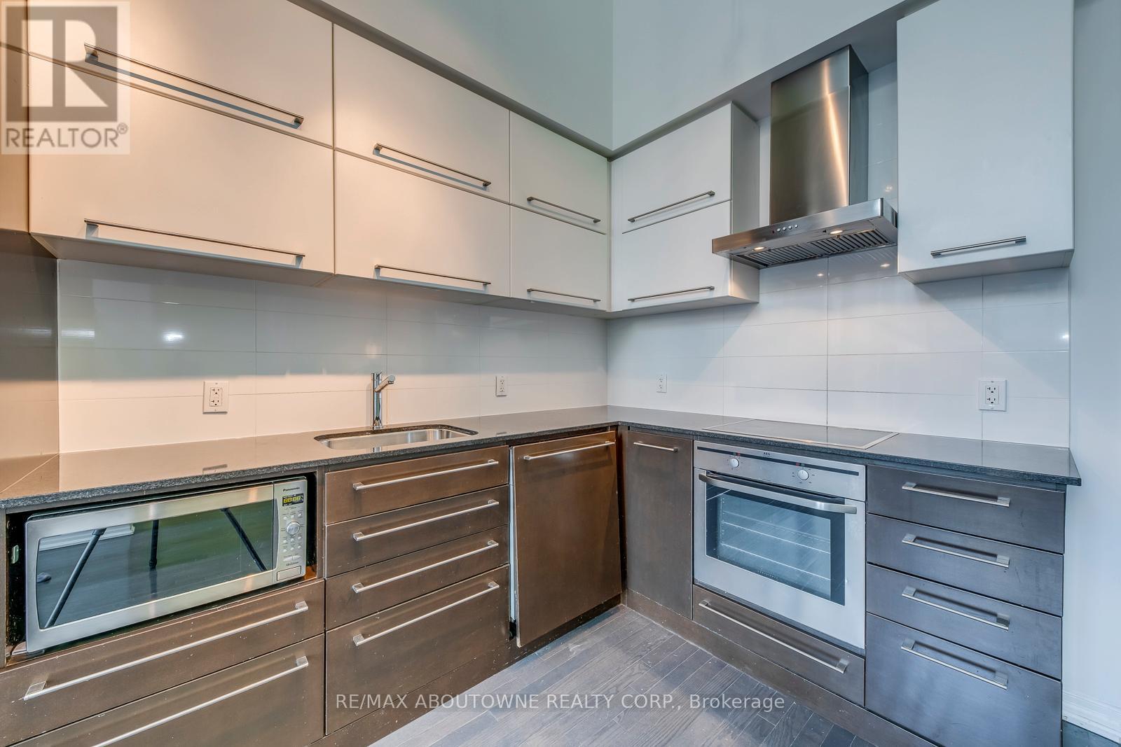202 - 770 Bay Street, Toronto, ON - Indoor Photo Showing Kitchen
