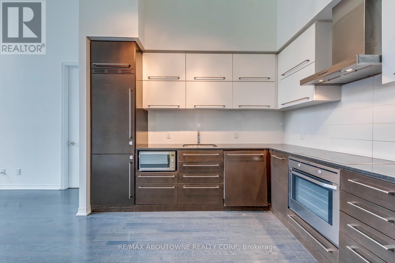 202 - 770 Bay Street, Toronto, ON - Indoor Photo Showing Kitchen
