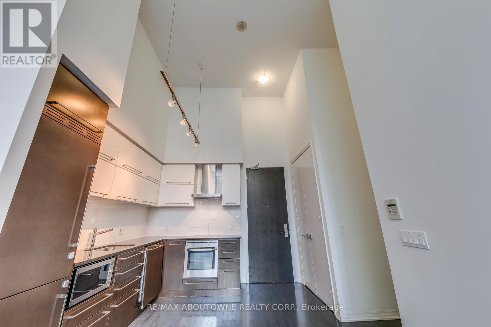 202 - 770 Bay Street, Toronto, ON - Indoor Photo Showing Other Room