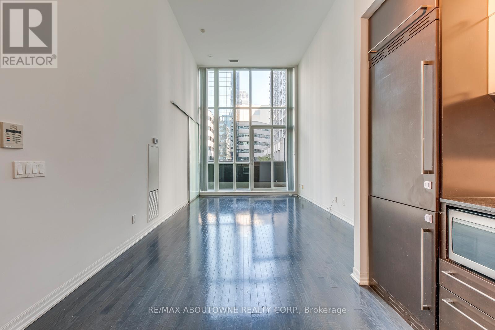 202 - 770 Bay Street, Toronto, ON - Indoor Photo Showing Other Room