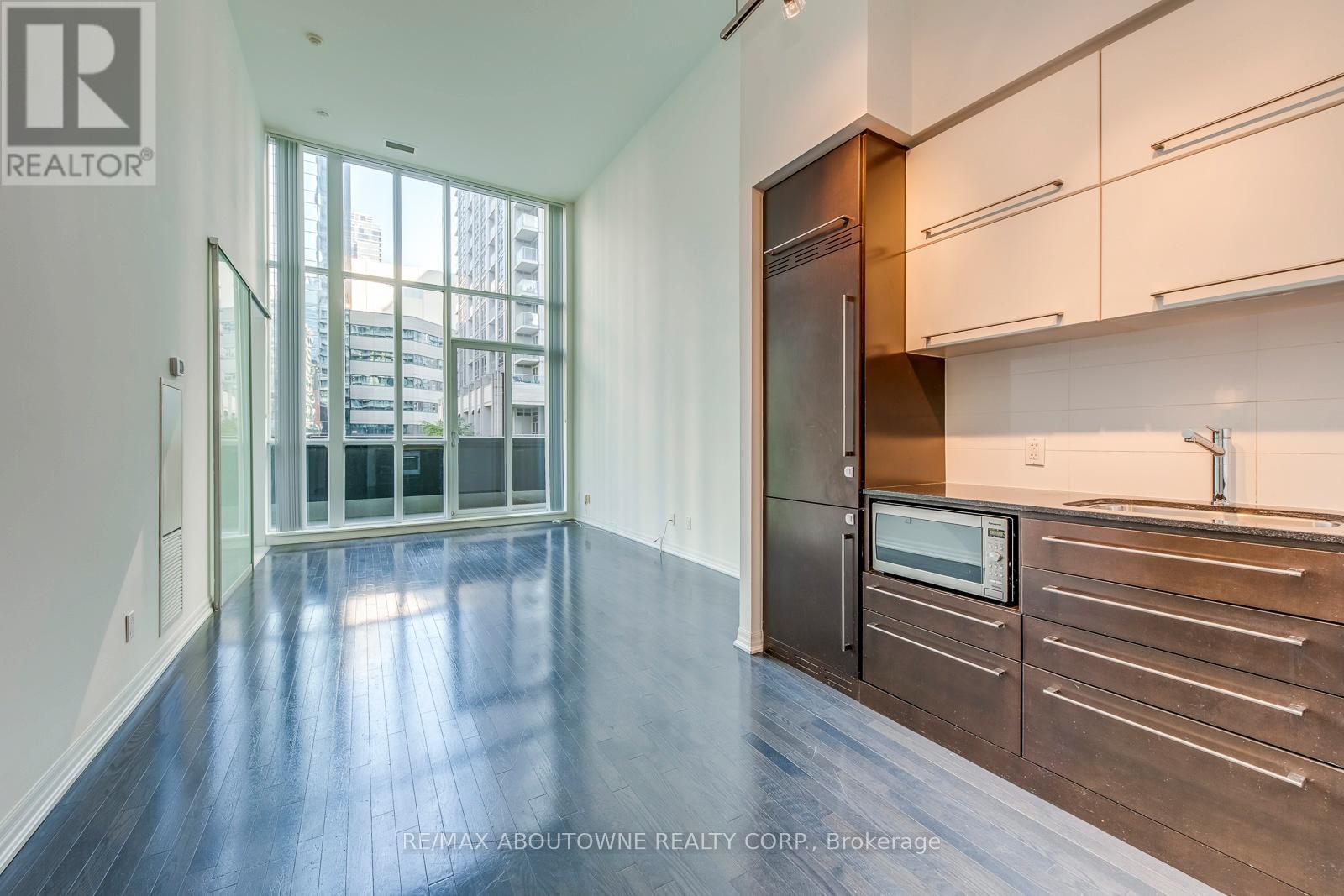 202 - 770 Bay Street, Toronto, ON - Indoor Photo Showing Other Room