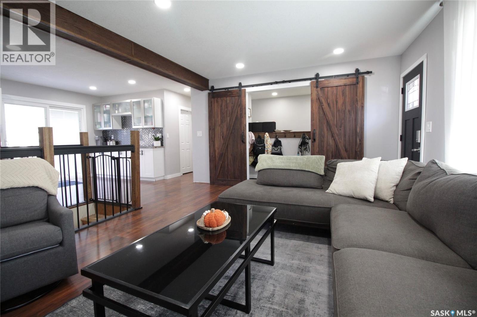916 Moose Street, Moosomin, SK - Indoor Photo Showing Living Room