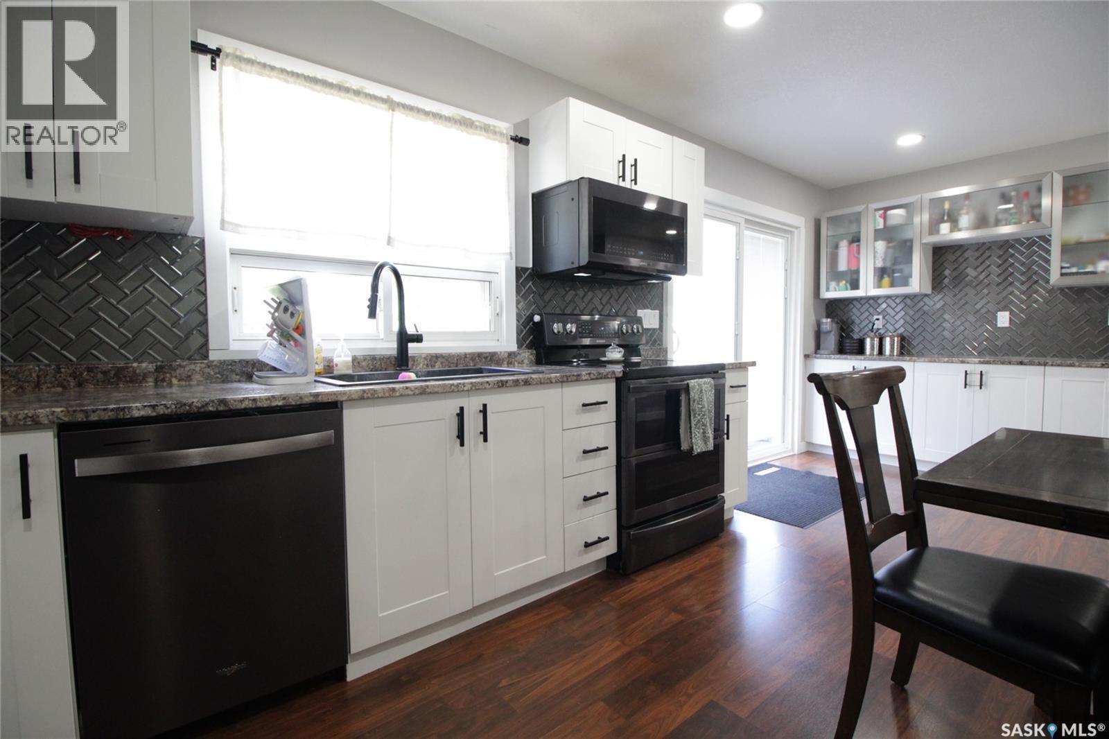 916 Moose Street, Moosomin, SK - Indoor Photo Showing Kitchen