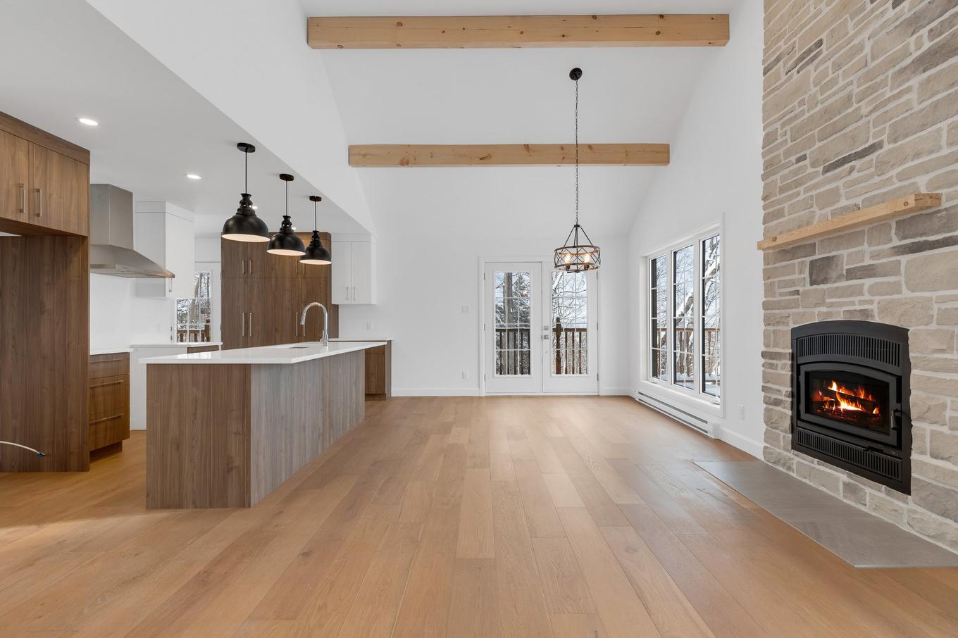 Dining room - Rue Paulsen, Sainte-Agathe-Des-Monts, QC - Indoor With Fireplace