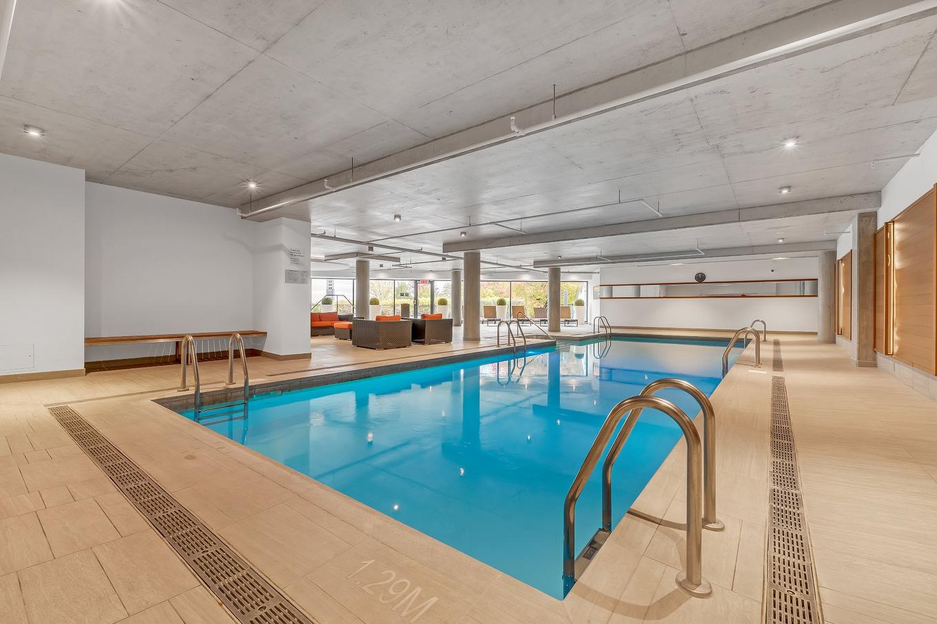 Piscine - 806-299 Rue De La Rotonde, Montréal (Verdun/Île-Des-Soeurs), QC - Indoor Photo Showing Other Room With In Ground Pool