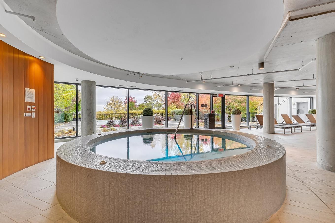 Spa - 806-299 Rue De La Rotonde, Montréal (Verdun/Île-Des-Soeurs), QC - Indoor Photo Showing Other Room With In Ground Pool