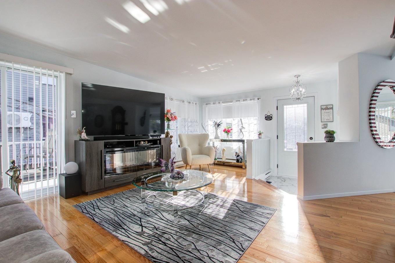 Living room - 1739 Rue Soucy, Longueuil (Saint-Hubert), QC - Indoor Photo Showing Living Room