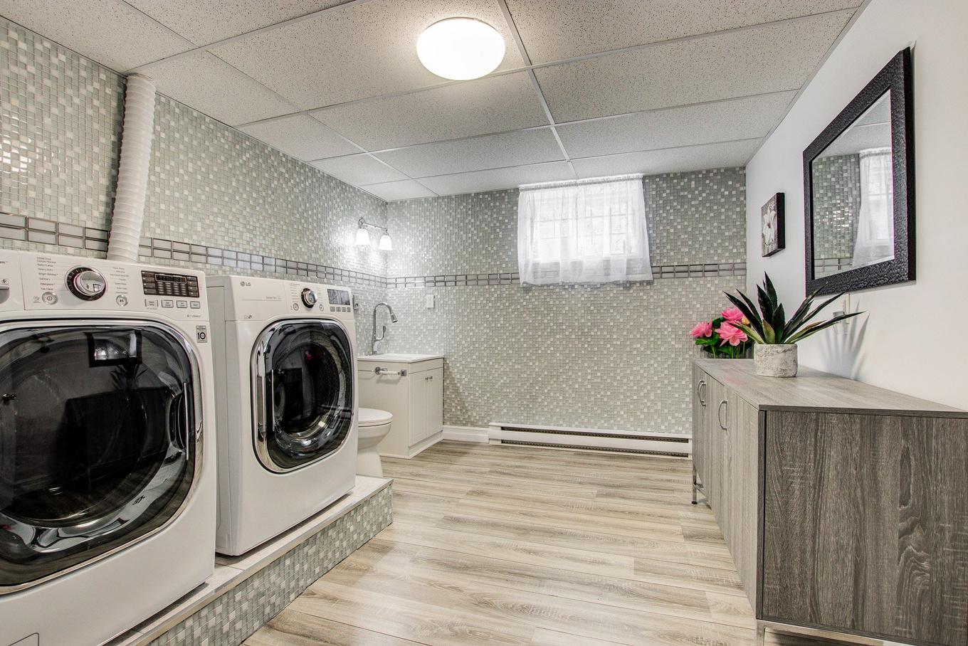 Powder room - 1739 Rue Soucy, Longueuil (Saint-Hubert), QC - Indoor Photo Showing Laundry Room