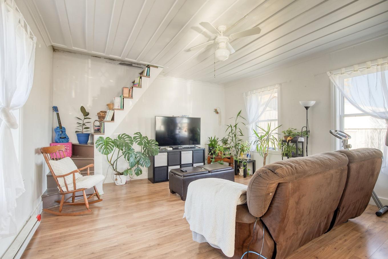 Living room - 1237 9E Rang, Saint-Dominique, QC - Indoor Photo Showing Living Room