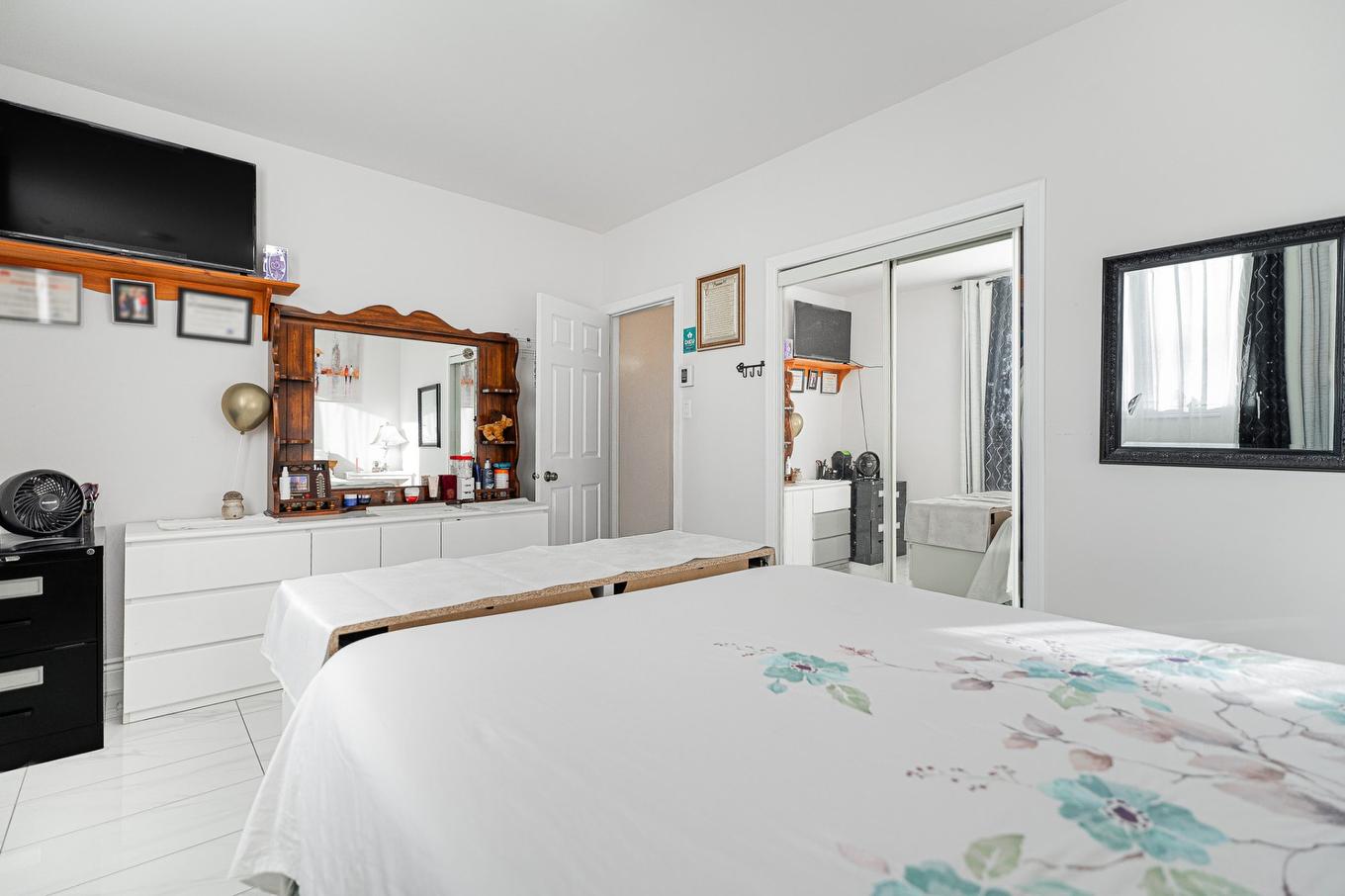 Primary bedroom - 2-2519 Rue Préfontaine, Longueuil (Le Vieux-Longueuil), QC - Indoor Photo Showing Bedroom