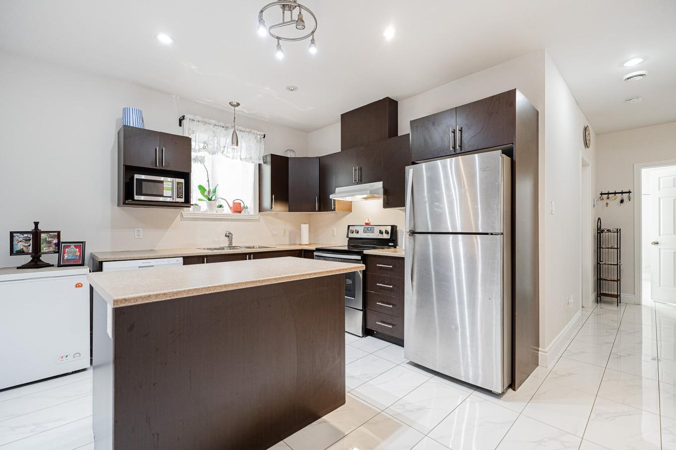 Kitchen - 2-2519 Rue Préfontaine, Longueuil (Le Vieux-Longueuil), QC - Indoor Photo Showing Kitchen