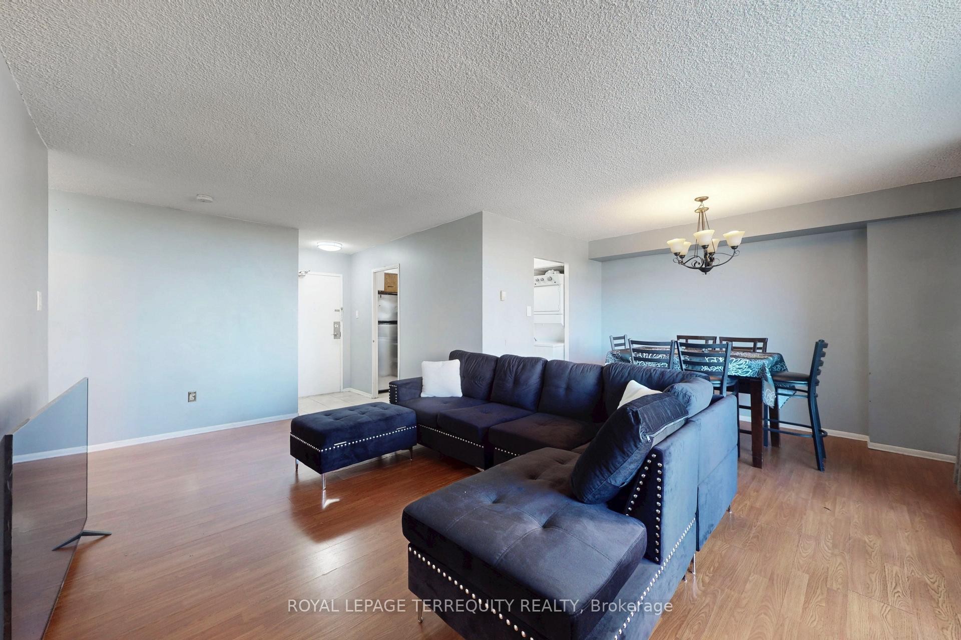 410-5 San Romano Way, Toronto, ON - Indoor Photo Showing Living Room