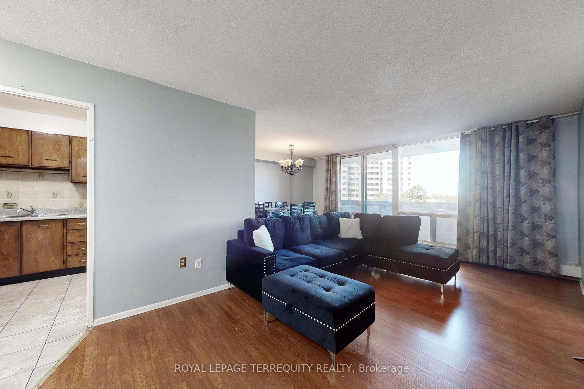 410-5 San Romano Way, Toronto, ON - Indoor Photo Showing Living Room