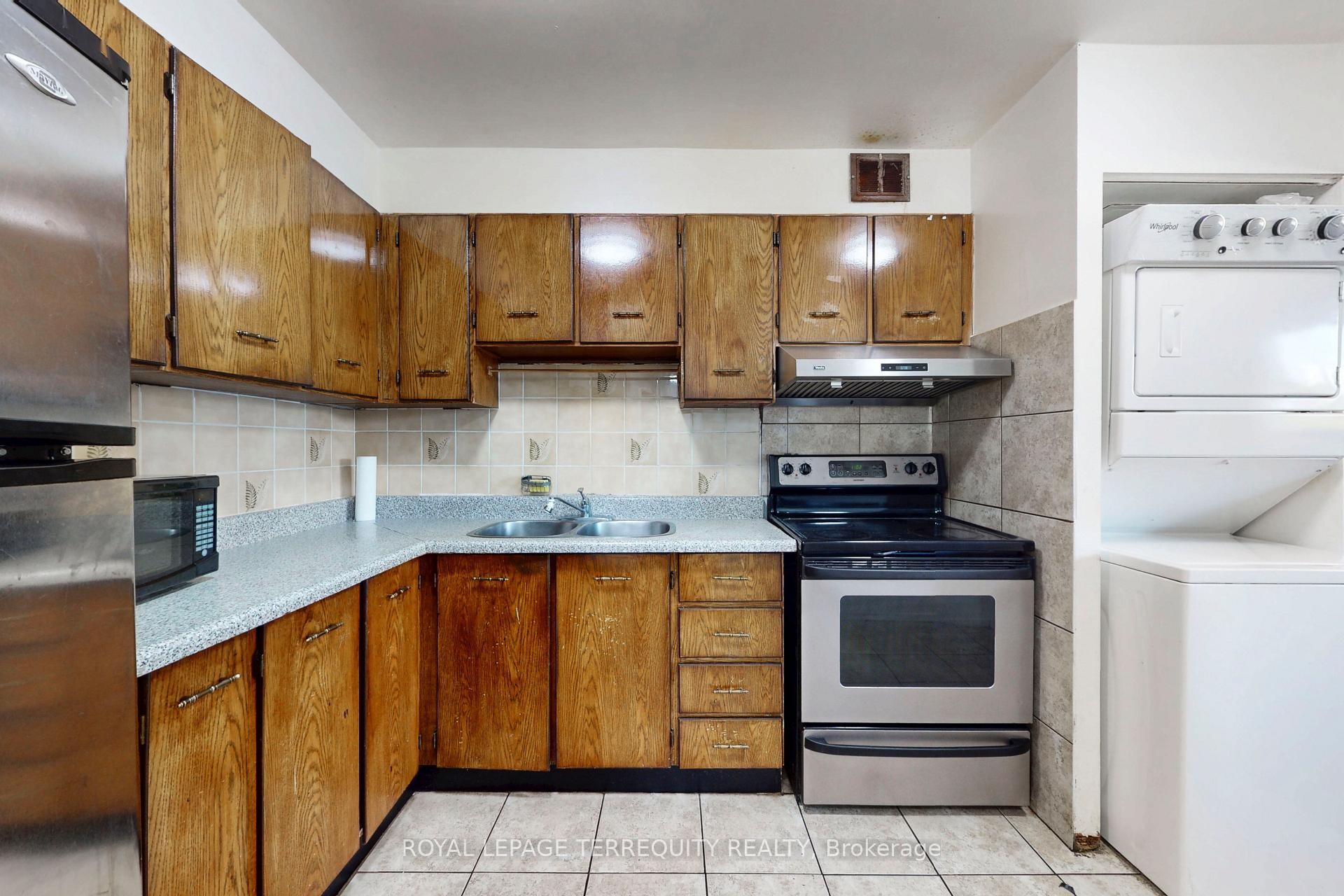 410-5 San Romano Way, Toronto, ON - Indoor Photo Showing Laundry Room