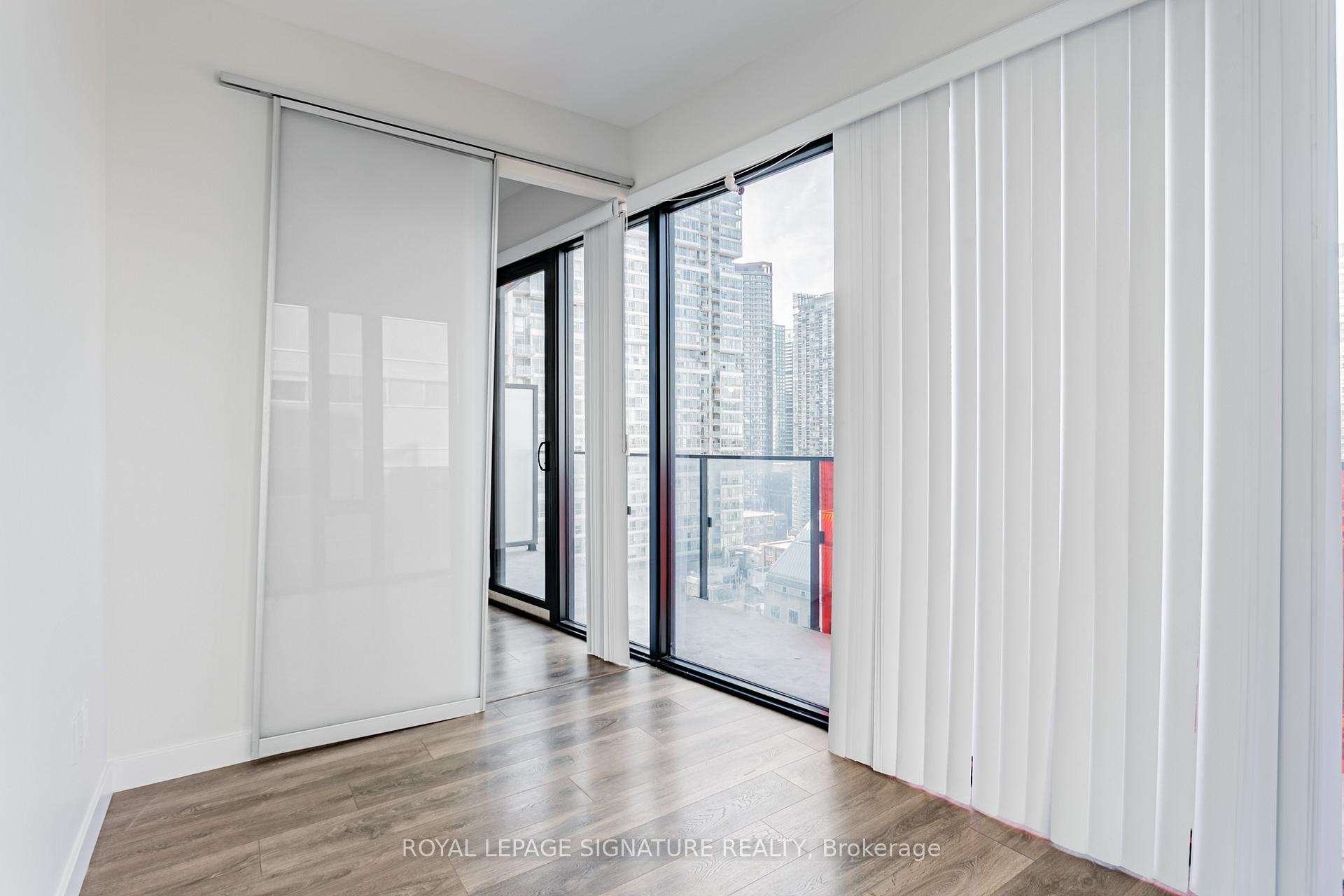 1805-215 Queen Street W, Toronto, ON - Indoor Photo Showing Other Room