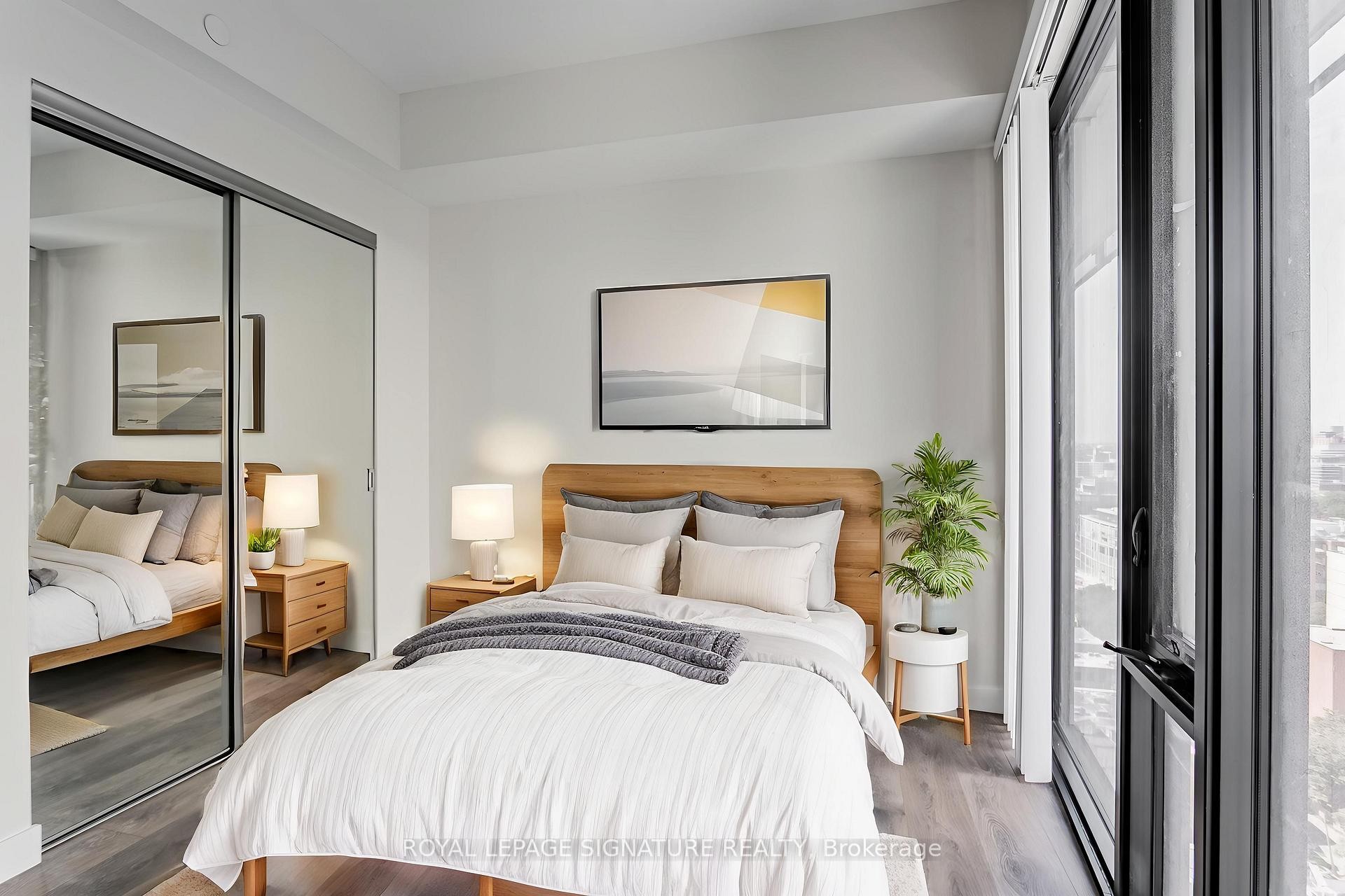 1805-215 Queen Street W, Toronto, ON - Indoor Photo Showing Bedroom