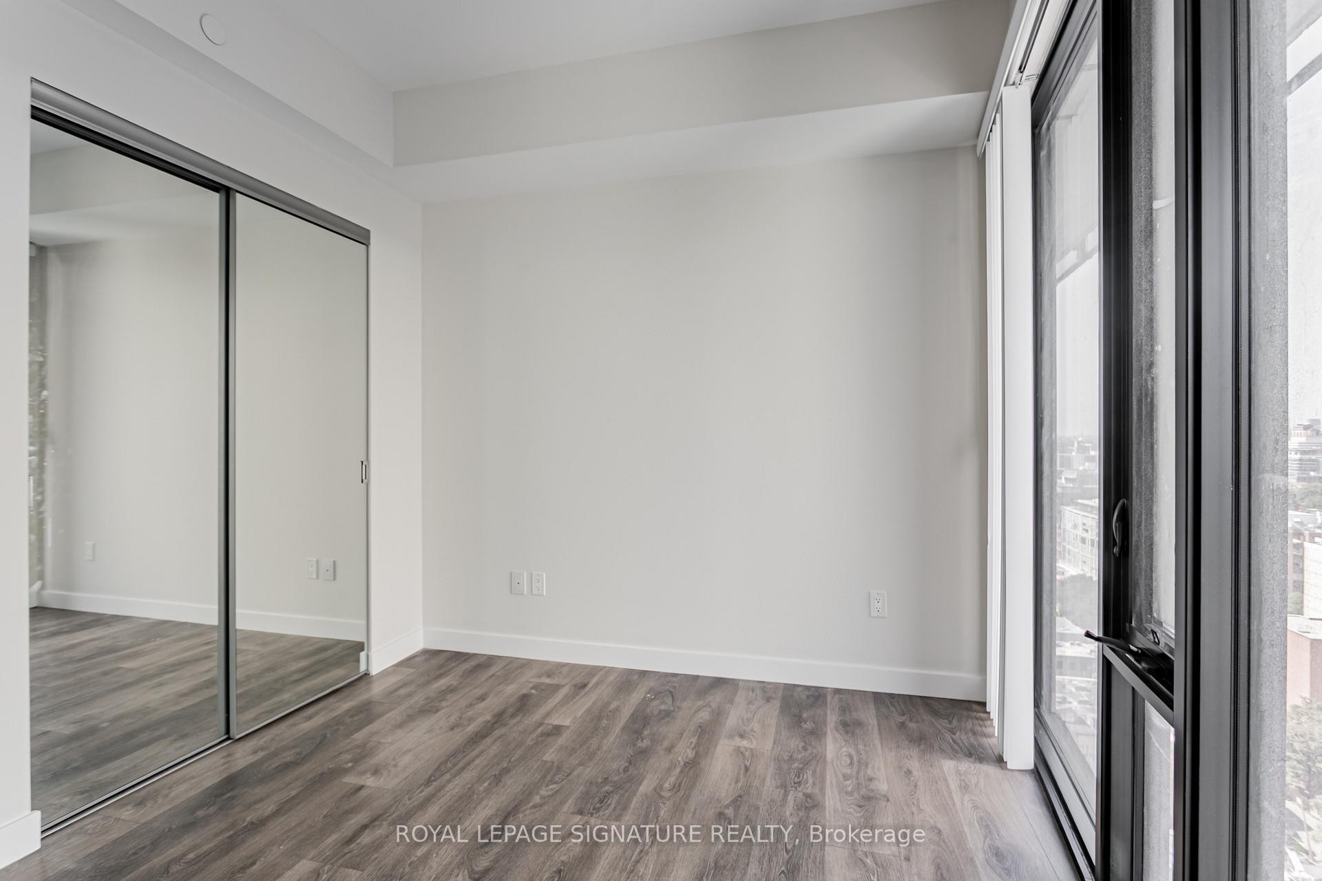 1805-215 Queen Street W, Toronto, ON - Indoor Photo Showing Other Room