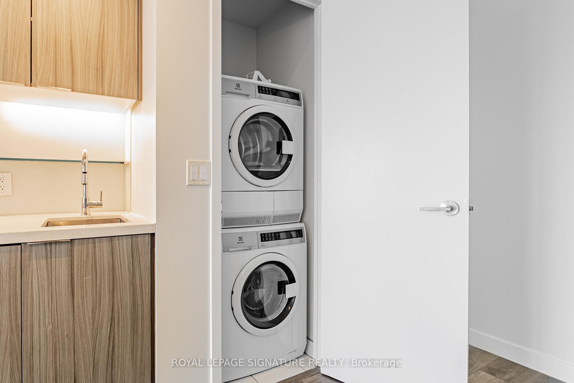 1805-215 Queen Street W, Toronto, ON - Indoor Photo Showing Laundry Room
