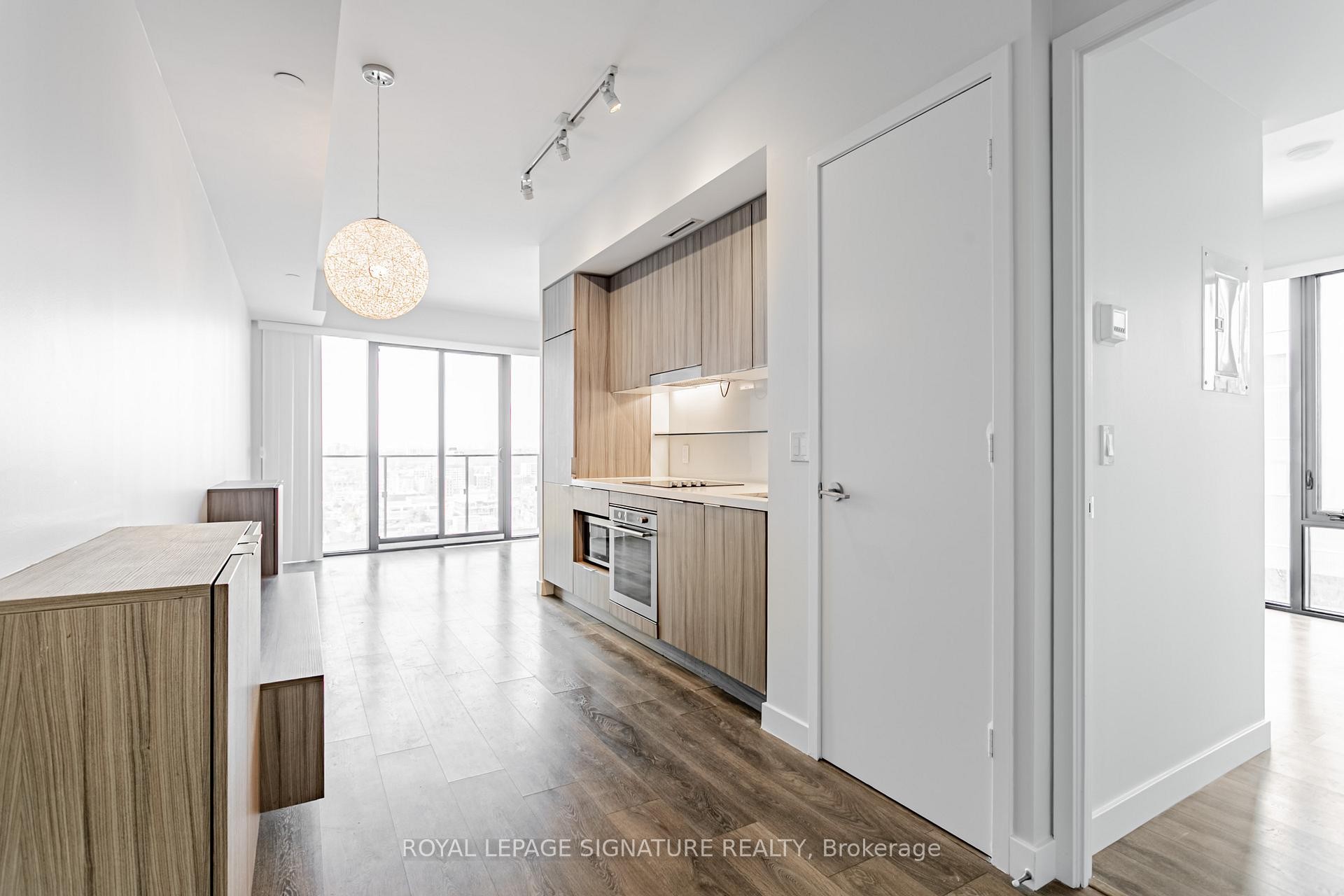 1805-215 Queen Street W, Toronto, ON - Indoor Photo Showing Kitchen