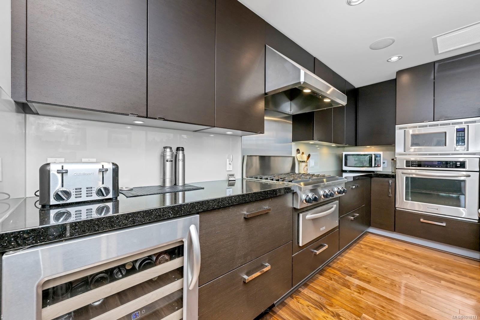 802-1400 Lynburne Pl, Langford, BC - Indoor Photo Showing Kitchen With Upgraded Kitchen