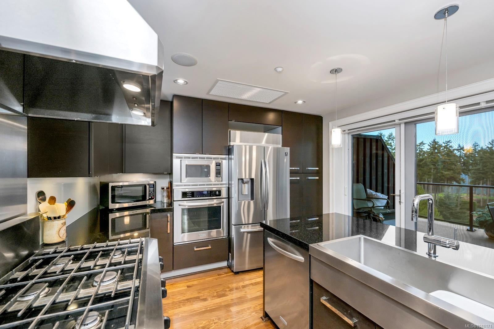 802-1400 Lynburne Pl, Langford, BC - Indoor Photo Showing Kitchen