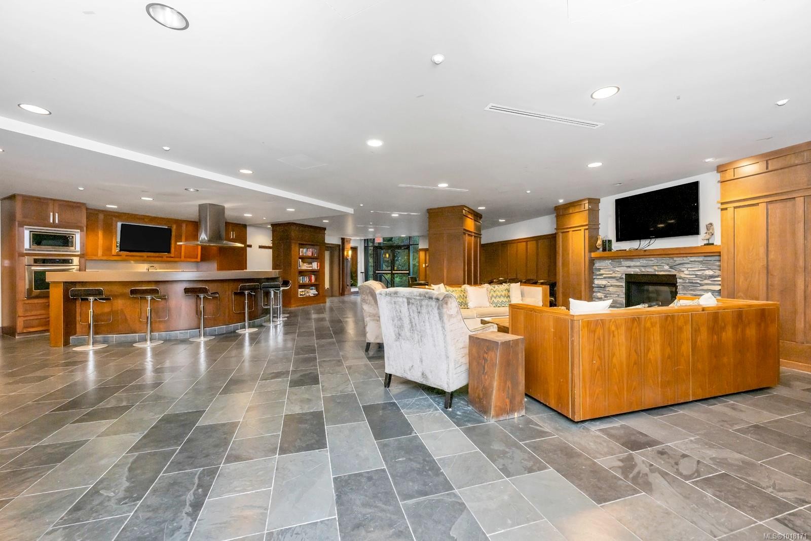 802-1400 Lynburne Pl, Langford, BC - Indoor With Fireplace