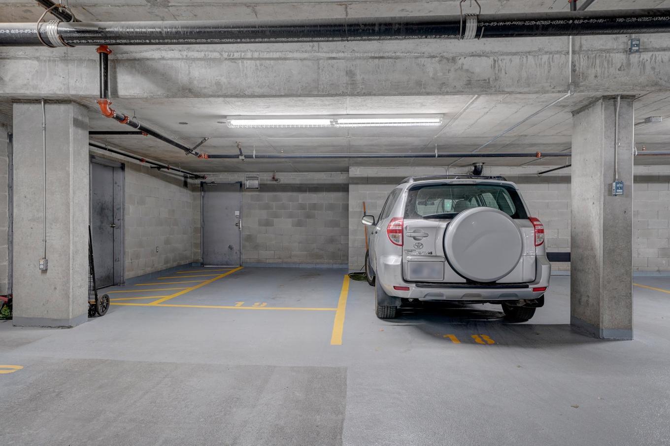 Garage - 302-131 Ch. Bates, Mont-Royal, QC - Indoor Photo Showing Garage