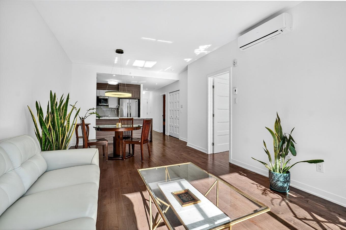 Living room - 302-131 Ch. Bates, Mont-Royal, QC - Indoor Photo Showing Living Room