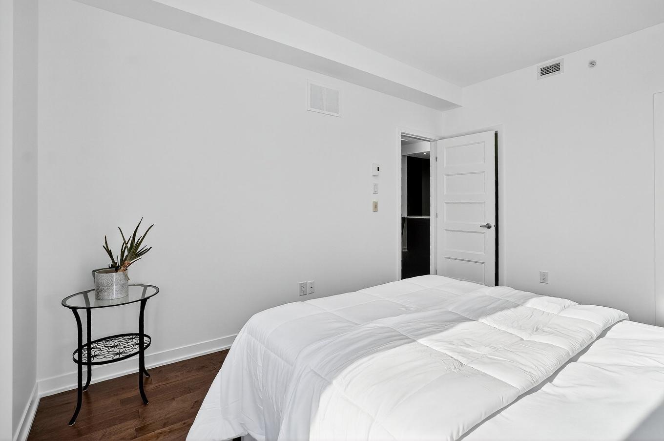 Bedroom - 302-131 Ch. Bates, Mont-Royal, QC - Indoor Photo Showing Bedroom