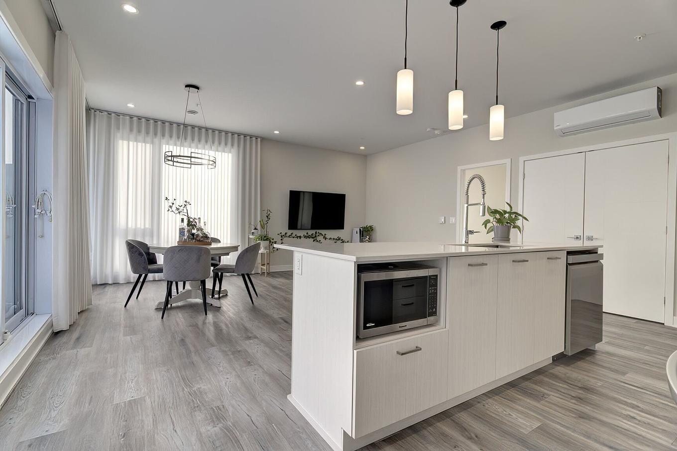 Cuisinette - 402-455 Rue Des Marronniers, Candiac, QC - Indoor Photo Showing Kitchen With Upgraded Kitchen